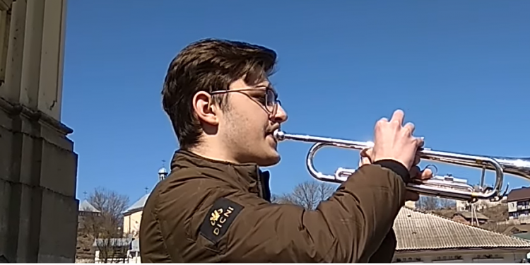 Тернопільський студент виконує гімн України в Бучачі