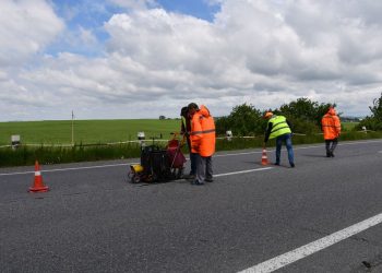 Служба автомобільних доріг у Тернопільській області ремонтує центральні дороги