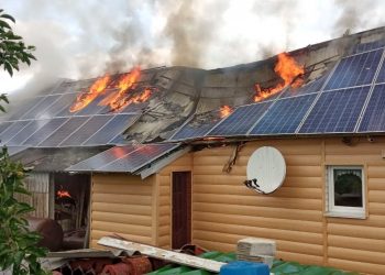 На Тернопільщині горів дах будівлі, накритий сонячними панелями