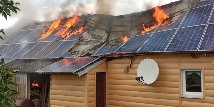 На Тернопільщині горів дах будівлі, накритий сонячними панелями