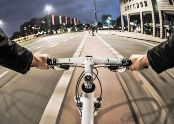 Не помітив автобус: у Тернополі 16-річний юнак протаранив транспорт на велосипеді