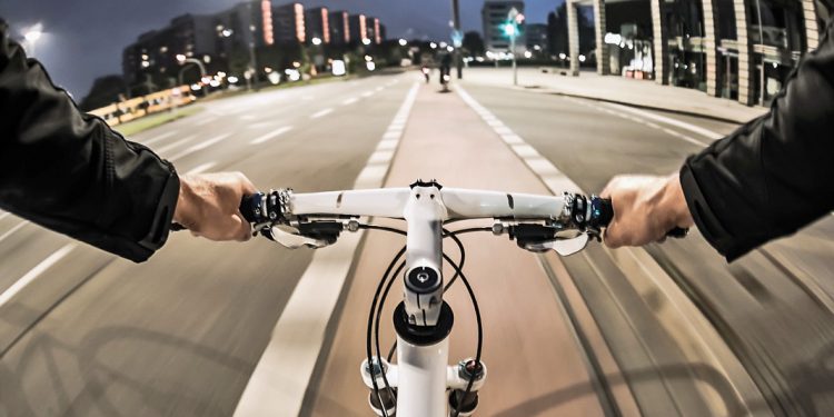 Не помітив автобус: у Тернополі 16-річний юнак протаранив транспорт на велосипеді