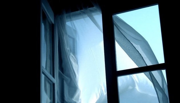 Тернополянка випала з вікна багатоповерхівки та загинула