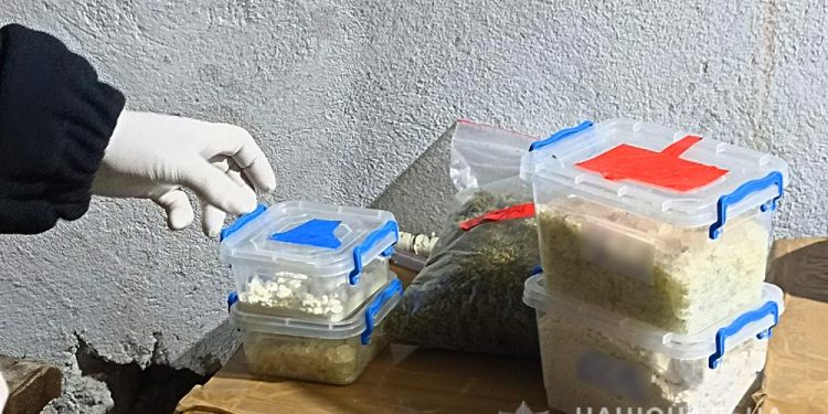 Тернополянин спокійно розкладав психотропи, аж раптом…