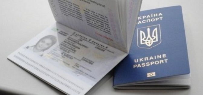 На Тернопільщині масово оформляють закордонні паспорти
