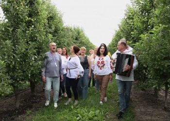 На Тернопільщині хор «Байрактар» відправився у турне, щоб зібрати кошти на однойменний безпілотник (відео)