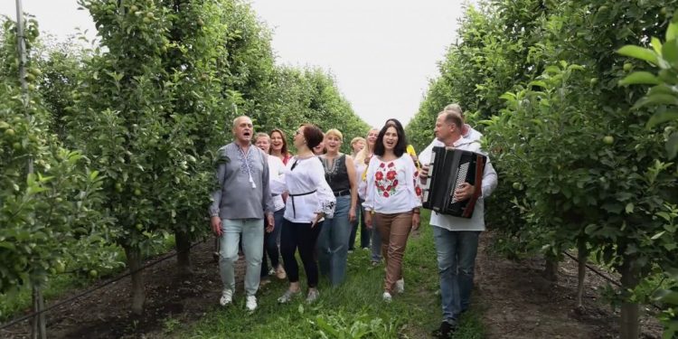 На Тернопільщині хор «Байрактар» відправився у турне, щоб зібрати кошти на однойменний безпілотник (відео)