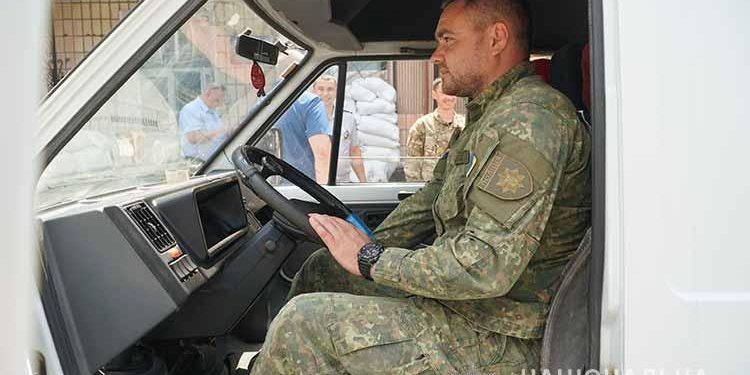 Волонтери своєрідно привітали тернопільських поліцейських з їх професійним святом (відео)