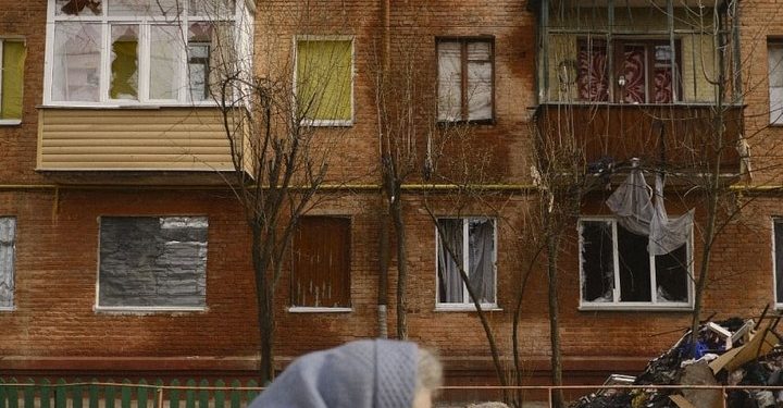 Літнє подружжя живе у згорілій квартирі з поваленою стіною