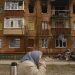 Літнє подружжя живе у згорілій квартирі з поваленою стіною