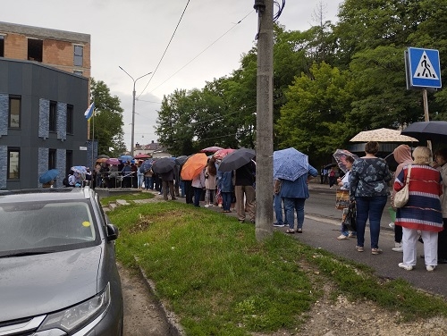 Не потрібно стояти у чергах – а вони стоять! Звичка? (відео)