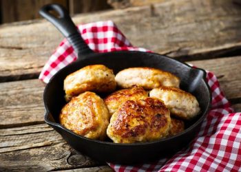 Соковиті домашні котлетки – це дуже просто: швидкий рецепт!