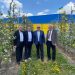 У садах Петра Гадза вже збирають перші яблука. Частину врожаю віддадуть українським воїнам