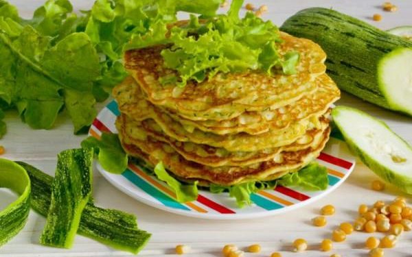 Оригінальні кабачкові коржики: тепла закусна для всієї сім’ї!