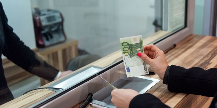 Тернопільська касирка потратила шалену суму грошей клієнтів банку