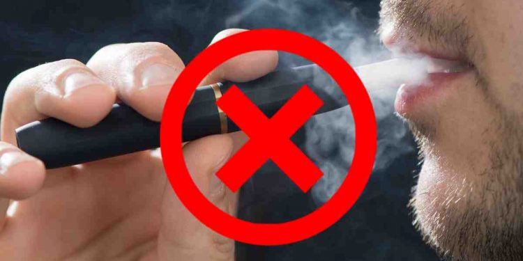 На Тернопільщині заборонять пускати дим у кафе та ресторанах