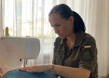 У Тернополі нацгвардійка Марія у вільний від служби час шиє українські прапори