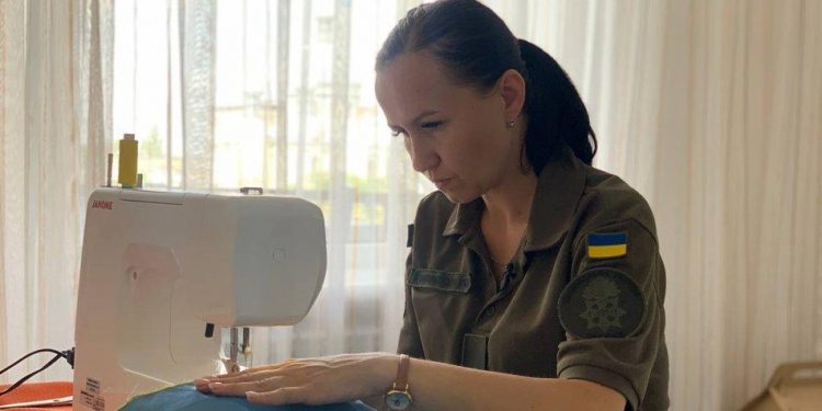 У Тернополі нацгвардійка Марія у вільний від служби час шиє українські прапори