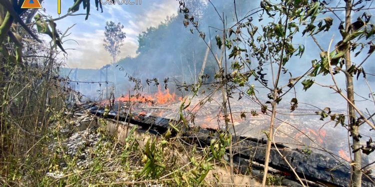 Спалахнув, наче сірник: у Скоморохах на Бучаччині горів будинок