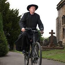 Священники добиралися на велосипедах до Збаражчини, щоб відслужити молебень зa укрaїнських військових