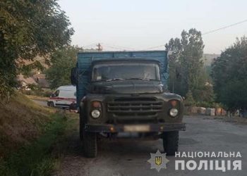 Відчинили двері вантажівки та випали: смерть на дорозі