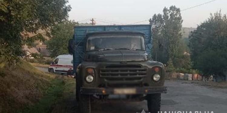 Відчинили двері вантажівки та випали: смерть на дорозі