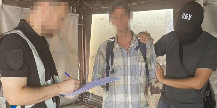 СБУ затримала торгівця зброєю та виявила схрон із засобами ураження на Запоріжжі