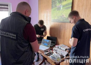 Хмельницькі правоохоронці викрили групу осіб, яка налагодила схему прихованого переправлення грошей з рф