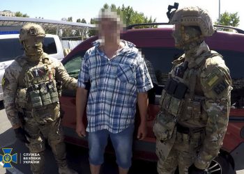 СБУ затримала російського агента, який збирав дані для коригування ракетних ударів по аеродромах Дніпропетровщини (відео)