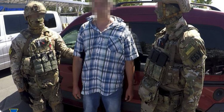СБУ затримала російського агента, який збирав дані для коригування ракетних ударів по аеродромах Дніпропетровщини (відео)