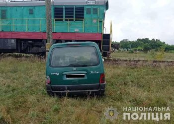 Жінка на авто зіткнулася з поїздом