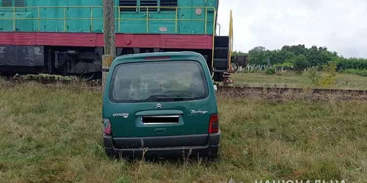 Жінка на авто зіткнулася з поїздом