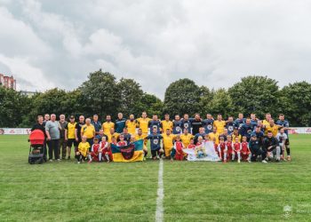 На благодійному футбольному матчі у Тернополі зібрали рекордну суму грошей для ЗСУ (відео)