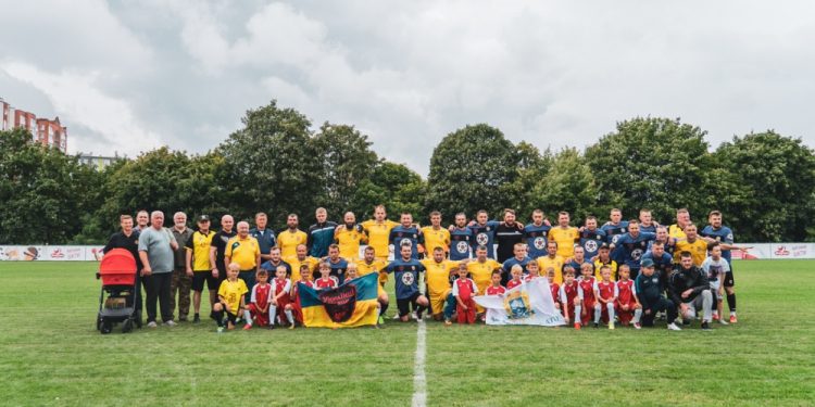 На благодійному футбольному матчі у Тернополі зібрали рекордну суму грошей для ЗСУ (відео)