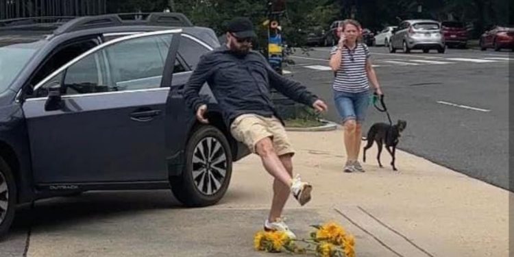 Не здатні перемогти Україну в бою і тому воюють з квітами