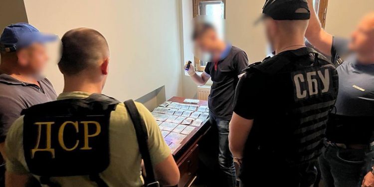 65 тисяч за місце на Микулинецькому кладовищі: посадовець попався на хабарі