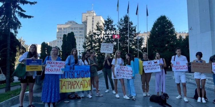 Тернополяни вийшли на акцію протесту проти московської церкви (відео)