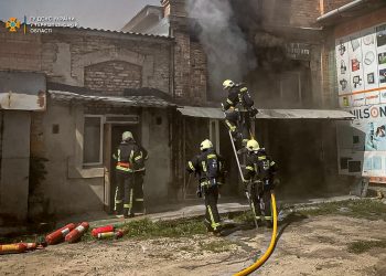 Вогонь біля центрального ринку Тернополя (фоторепортаж)