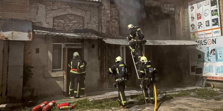Вогонь біля центрального ринку Тернополя (фоторепортаж)
