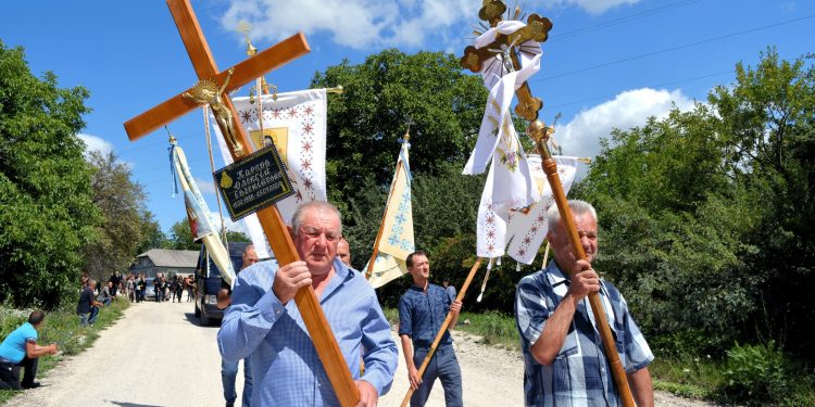 Тернопільщина провела в останню путь захисника Олексія Карпова