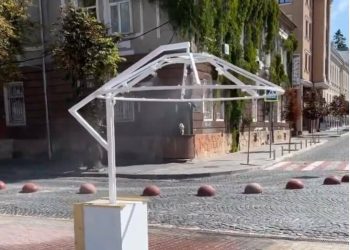 Освіжаючі рамку встановили на Театральному майдані