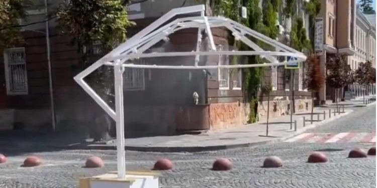 Освіжаючі рамку встановили на Театральному майдані