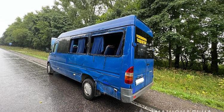 Маршрутка “Тернопіль – Манаїв” потрапила у ДТП
