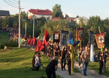 Громада стала на коліна перед Героєм