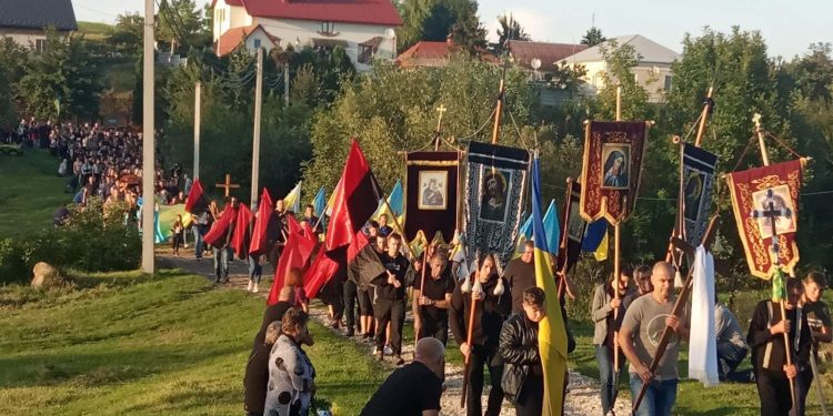 Громада стала на коліна перед Героєм