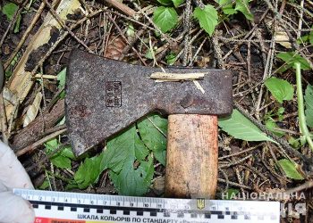 Гуляє із сокирою селом та погрожує місцевим мешканцям