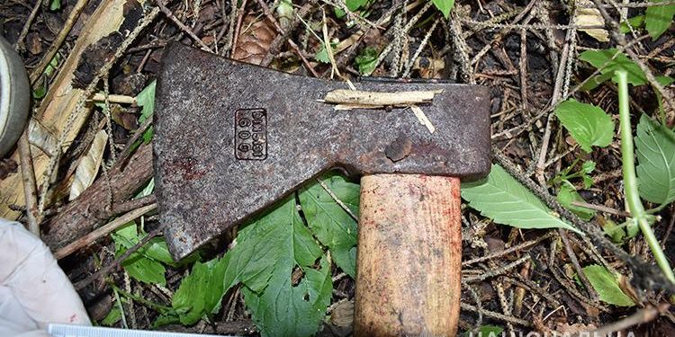 Гуляє із сокирою селом та погрожує місцевим мешканцям