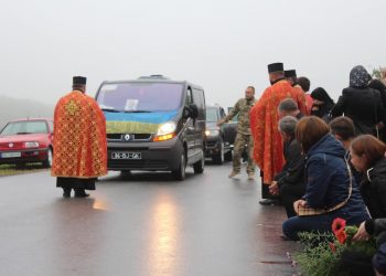 Плакали люди і небо: у Великогаївській громаді попрощалися із загиблим Героєм Богданом Жуком