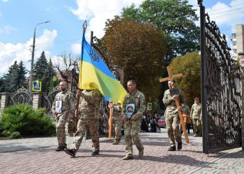 Чортків на колінах провів у останню путь Героя