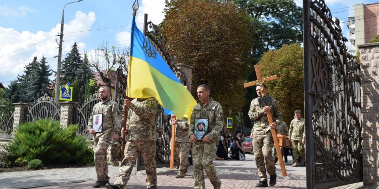 Чортків на колінах провів у останню путь Героя